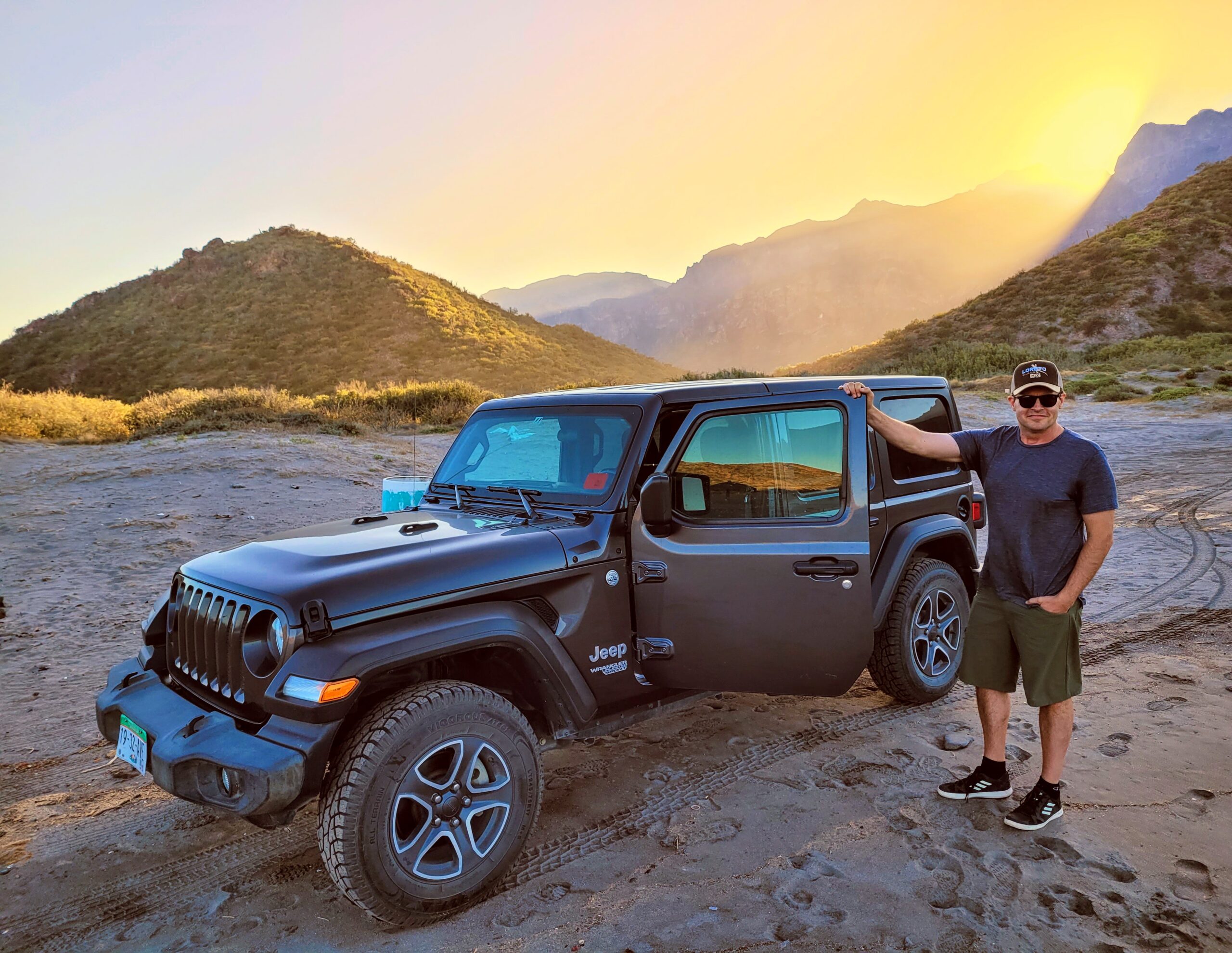 Jeep off-roading on Playa Juncalito, Baja California Sur (Mexico)