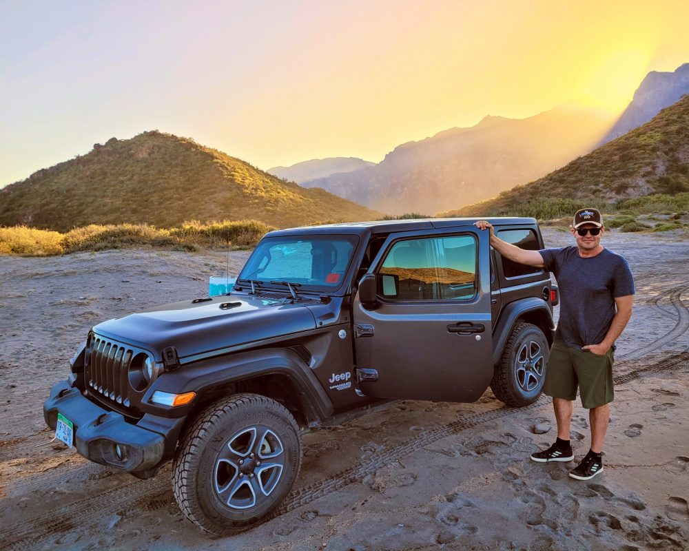 Jeep off-roading on Playa Juncalito, Baja California Sur (Mexico)